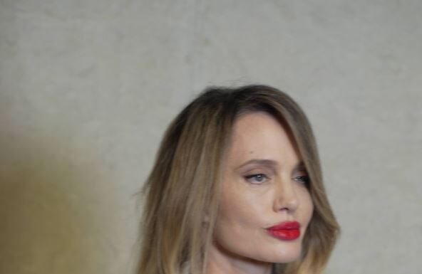 Anđelina Džoli se pojavila na događaju u Kini i svi bruje o njenom licu: “Nešto je vrlo čudno u svemu tome” Anđelina Džoli se pojavila na događaju u Kini i svi bruje o njenom licu: "Nešto je vrlo čudno u svemu tome"