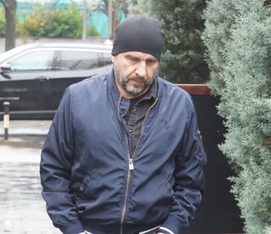 Anđeljka zbog gledateljke bila na ivici da prekine predstavu: A ovaj glumac se zbog nepristojnog ponašanja razdrao u sred predstave – njegove reči pogađaju metu Anđeljka zbog gledateljke bila na ivici da prekine predstavu: A ovaj glumac se zbog nepristojnog ponašanja razdrao u sred predstave - njegove reči pogađaju metu