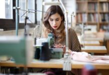 Baba mi je u nasledstvo ostavila staru mašinu za šivenje i smrtno me uvredila: Kad sam počela da šijem iz nje je ispao smotuljak zbog kojeg sam zažalila Baba mi je u nasledstvo ostavila staru mašinu za šivenje i smrtno me uvredila: Kad sam počela da šijem iz nje je ispao smotuljak zbog kojeg sam zažalila