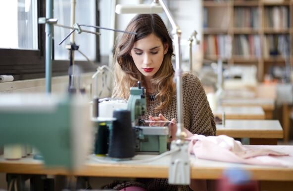 Baba mi je u nasledstvo ostavila staru mašinu za šivenje i smrtno me uvredila: Kad sam počela da šijem iz nje je ispao smotuljak zbog kojeg sam zažalila Baba mi je u nasledstvo ostavila staru mašinu za šivenje i smrtno me uvredila: Kad sam počela da šijem iz nje je ispao smotuljak zbog kojeg sam zažalila