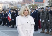 Brižit Makron u nikad ženstvenijem izdanju nakon što je napao Donald Tramp: Muž odbrusio američkom predsedniku i zaštito svoju ženu na pravi način Brižit Makron u nikad ženstvenijem izdanju nakon što je napao Donald Tramp: Muž odbrusio američkom predsedniku i zaštito svoju ženu na pravi način