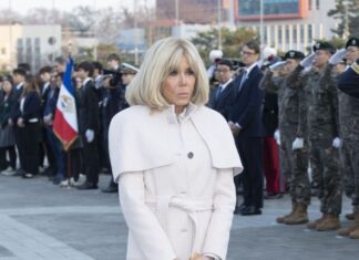 Brižit Makron u nikad ženstvenijem izdanju nakon što je napao Donald Tramp: Muž odbrusio američkom predsedniku i zaštito svoju ženu na pravi način Brižit Makron u nikad ženstvenijem izdanju nakon što je napao Donald Tramp: Muž odbrusio američkom predsedniku i zaštito svoju ženu na pravi način