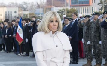 Brižit Makron u nikad ženstvenijem izdanju nakon što je napao Donald Tramp: Muž odbrusio američkom predsedniku i zaštito svoju ženu na pravi način Brižit Makron u nikad ženstvenijem izdanju nakon što je napao Donald Tramp: Muž odbrusio američkom predsedniku i zaštito svoju ženu na pravi način