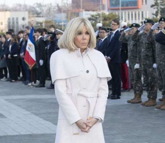 Brižit Makron u nikad ženstvenijem izdanju nakon što je napao Donald Tramp: Muž odbrusio američkom predsedniku i zaštito svoju ženu na pravi način Brižit Makron u nikad ženstvenijem izdanju nakon što je napao Donald Tramp: Muž odbrusio američkom predsedniku i zaštito svoju ženu na pravi način