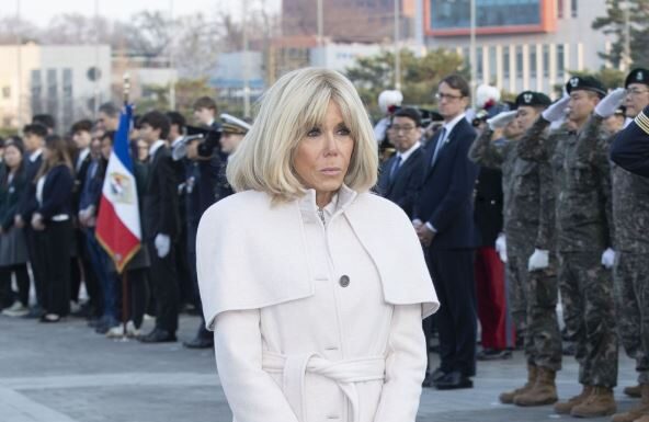 Brižit Makron u nikad ženstvenijem izdanju nakon što je napao Donald Tramp: Muž odbrusio američkom predsedniku i zaštito svoju ženu na pravi način Brižit Makron u nikad ženstvenijem izdanju nakon što je napao Donald Tramp: Muž odbrusio američkom predsedniku i zaštito svoju ženu na pravi način