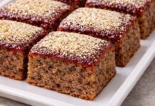 Brz i jeftin kolač. Sočne kocke sa orasima i dzemom… Brz i jeftin kolač. Sočne kocke sa orasima i dzemom…