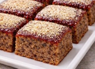 Brz i jeftin kolač. Sočne kocke sa orasima i dzemom… Brz i jeftin kolač. Sočne kocke sa orasima i dzemom…
