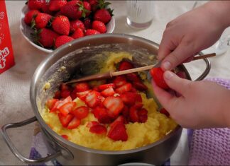 Brzi kolač sa jagodama i pudingom Brzi kolač sa jagodama i pudingom