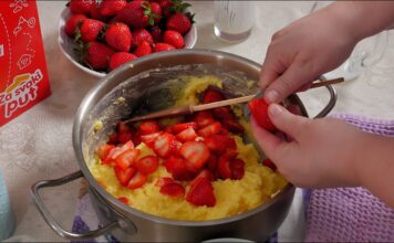 Brzi kolač sa jagodama i pudingom Brzi kolač sa jagodama i pudingom