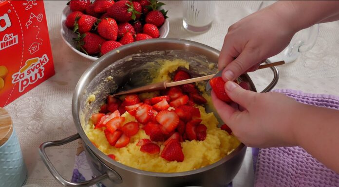 Brzi kolač sa jagodama i pudingom Brzi kolač sa jagodama i pudingom