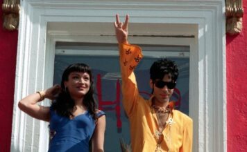 Čuveni muzičar usvojio je 16-godišnju devojku i napravio joj dete: Kad mu je sin Amir umro, život mu se okrenuo, pronađen je mrtav u liftu svoje kuće Čuveni muzičar usvojio je 16-godišnju devojku i napravio joj dete: Kad mu je sin Amir umro, život mu se okrenuo, pronađen je mrtav u liftu svoje kuće