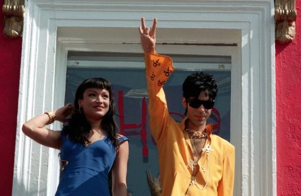 Čuveni muzičar usvojio je 16-godišnju devojku i napravio joj dete: Kad mu je sin Amir umro, život mu se okrenuo, pronađen je mrtav u liftu svoje kuće Čuveni muzičar usvojio je 16-godišnju devojku i napravio joj dete: Kad mu je sin Amir umro, život mu se okrenuo, pronađen je mrtav u liftu svoje kuće