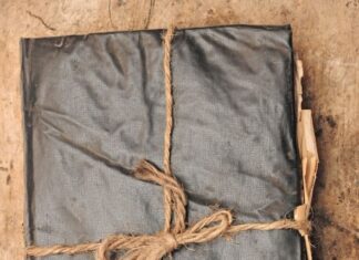 Danijel je s ženom za praznike otišao u vikendicu iz koje se nikad nisu vratili: 32 godine kasnije stari fotoaparat pronađen na dnu jezera otkriva mračnu istinu Danijel je s ženom za praznike otišao u vikendicu iz koje se nikad nisu vratili: 32 godine kasnije stari fotoaparat pronađen na dnu jezera otkriva mračnu istinu