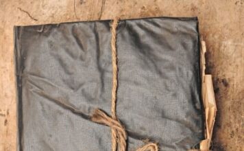 Danijel je s ženom za praznike otišao u vikendicu iz koje se nikad nisu vratili: 32 godine kasnije stari fotoaparat pronađen na dnu jezera otkriva mračnu istinu Danijel je s ženom za praznike otišao u vikendicu iz koje se nikad nisu vratili: 32 godine kasnije stari fotoaparat pronađen na dnu jezera otkriva mračnu istinu