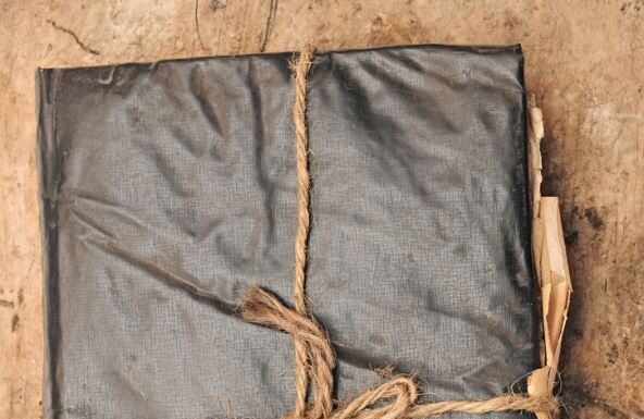 Danijel je s ženom za praznike otišao u vikendicu iz koje se nikad nisu vratili: 32 godine kasnije stari fotoaparat pronađen na dnu jezera otkriva mračnu istinu Danijel je s ženom za praznike otišao u vikendicu iz koje se nikad nisu vratili: 32 godine kasnije stari fotoaparat pronađen na dnu jezera otkriva mračnu istinu