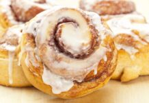 Domaće cimet rolnice sa bogatim kremastim filom: Mekane i mirisne kao iz pekare Domaće cimet rolnice sa bogatim kremastim filom: Mekane i mirisne kao iz pekare