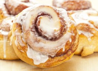 Domaće cimet rolnice sa bogatim kremastim filom: Mekane i mirisne kao iz pekare Domaće cimet rolnice sa bogatim kremastim filom: Mekane i mirisne kao iz pekare