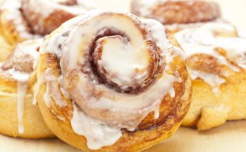 Domaće cimet rolnice sa bogatim kremastim filom: Mekane i mirisne kao iz pekare Domaće cimet rolnice sa bogatim kremastim filom: Mekane i mirisne kao iz pekare