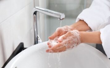 Evo kako da na najlaši način uklonite fleke od boje sa ruku: Nakon farbanja uskršnjih jaja uradite ovo Evo kako da na najlaši način uklonite fleke od boje sa ruku: Nakon farbanja uskršnjih jaja uradite ovo