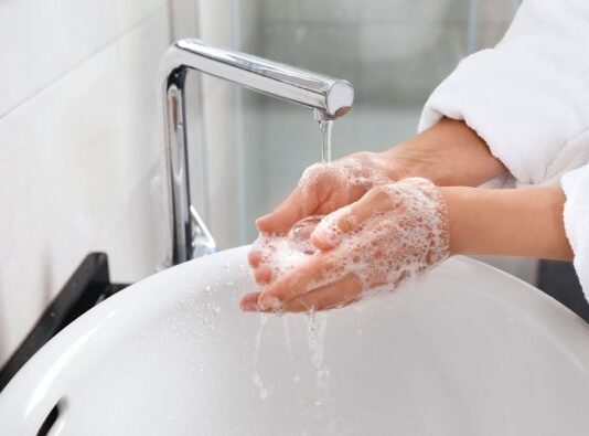 Evo kako da na najlaši način uklonite fleke od boje sa ruku: Nakon farbanja uskršnjih jaja uradite ovo Evo kako da na najlaši način uklonite fleke od boje sa ruku: Nakon farbanja uskršnjih jaja uradite ovo