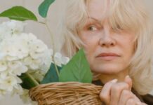 Frizura koja briše godine: Pamela Anderson vratila trend koji podmlađuje u sekundi Frizura koja briše godine: Pamela Anderson vratila trend koji podmlađuje u sekundi