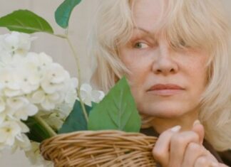 Frizura koja briše godine: Pamela Anderson vratila trend koji podmlađuje u sekundi Frizura koja briše godine: Pamela Anderson vratila trend koji podmlađuje u sekundi