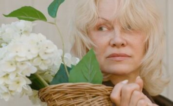 Frizura koja briše godine: Pamela Anderson vratila trend koji podmlađuje u sekundi Frizura koja briše godine: Pamela Anderson vratila trend koji podmlađuje u sekundi