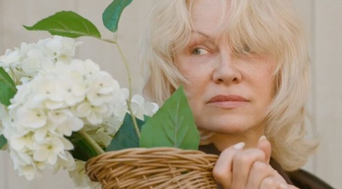 Frizura koja briše godine: Pamela Anderson vratila trend koji podmlađuje u sekundi Frizura koja briše godine: Pamela Anderson vratila trend koji podmlađuje u sekundi