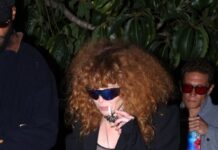 Glumica na crvenom tepihu napravila skandal o kom svi bruje, pa ušla u avion izbezumljena: Zbog incidenta je izbacili Glumica na crvenom tepihu napravila skandal o kom svi bruje, pa ušla u avion izbezumljena: Zbog incidenta je izbacili