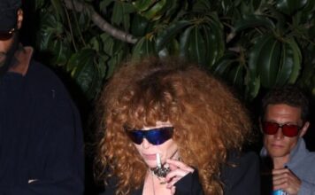 Glumica na crvenom tepihu napravila skandal o kom svi bruje, pa ušla u avion izbezumljena: Zbog incidenta je izbacili Glumica na crvenom tepihu napravila skandal o kom svi bruje, pa ušla u avion izbezumljena: Zbog incidenta je izbacili