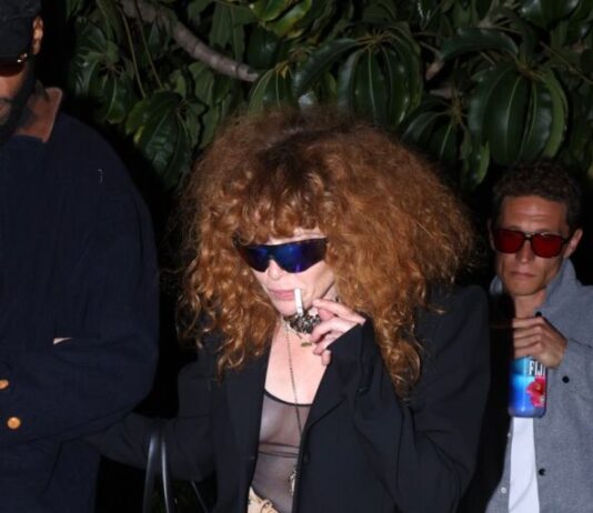 Glumica na crvenom tepihu napravila skandal o kom svi bruje, pa ušla u avion izbezumljena: Zbog incidenta je izbacili Glumica na crvenom tepihu napravila skandal o kom svi bruje, pa ušla u avion izbezumljena: Zbog incidenta je izbacili