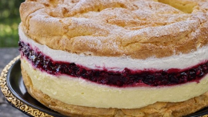 Hrskava spolja, kremasta iznutra – KARPATI torta koja osvaja! Hrskava spolja, kremasta iznutra – KARPATI torta koja osvaja!
