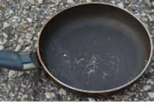 Izgrebana tava može ponovno izgledati kao nova sa samo jednim uobičajenim kuhinjskim predmetom koji svi posjeduju. Izgrebana tava može ponovno izgledati kao nova sa samo jednim uobičajenim kuhinjskim predmetom koji svi posjeduju.