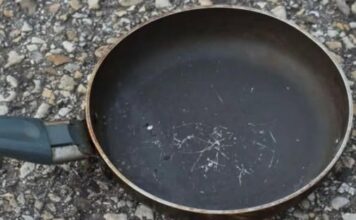 Izgrebana tava može ponovno izgledati kao nova sa samo jednim uobičajenim kuhinjskim predmetom koji svi posjeduju. Izgrebana tava može ponovno izgledati kao nova sa samo jednim uobičajenim kuhinjskim predmetom koji svi posjeduju.