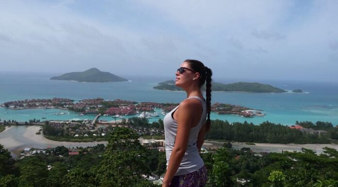 Jedna od najzgodnijih voditeljki u Srbiji imala je raskošnu svadbu sa prvim mužem: Lepa Brena joj bila kuma, a sad uživa sa muškarcem kog krije od javnosti Jedna od najzgodnijih voditeljki u Srbiji imala je raskošnu svadbu sa prvim mužem: Lepa Brena joj bila kuma, a sad uživa sa muškarcem kog krije od javnosti