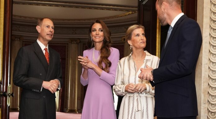 Kejt Midlton u haljini boje lavande očarala dvor: luksuzno izdanje o kojem danas svi pričaju Kejt Midlton u haljini boje lavande očarala dvor: luksuzno izdanje o kojem danas svi pričaju