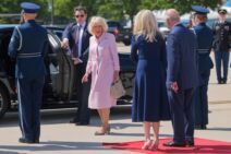 Kraljica Kamila u stilu Džeki Kenedi je njena najlepša kombinacija do sada: Boja koja ženama iznad 60 godina automatski osveži lice Kraljica Kamila u stilu Džeki Kenedi je njena najlepša kombinacija do sada: Boja koja ženama iznad 60 godina automatski osveži lice