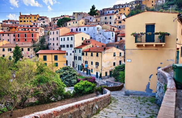 Kupovina kuće za 1 evro u Italiji deluje primamljivo, ali stvarnost donosi skrivene troškove i birokratske prepreke Kupovina kuće za 1 evro u Italiji deluje primamljivo, ali stvarnost donosi skrivene troškove i birokratske prepreke