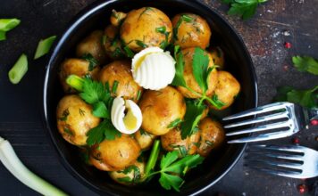 Lako i ukusno: Mladi krompirići sa lukom Lako i ukusno: Mladi krompirići sa lukom