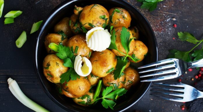 Lako i ukusno: Mladi krompirići sa lukom Lako i ukusno: Mladi krompirići sa lukom