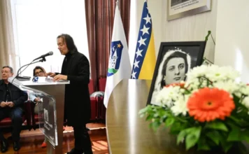 Legenda Divljih jagoda ispraćena u suzama: Bihać se poklonio Nihadu Jusufhodžiću Legenda Divljih jagoda ispraćena u suzama: Bihać se poklonio Nihadu Jusufhodžiću