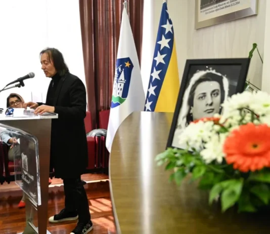 Legenda Divljih jagoda ispraćena u suzama: Bihać se poklonio Nihadu Jusufhodžiću Legenda Divljih jagoda ispraćena u suzama: Bihać se poklonio Nihadu Jusufhodžiću