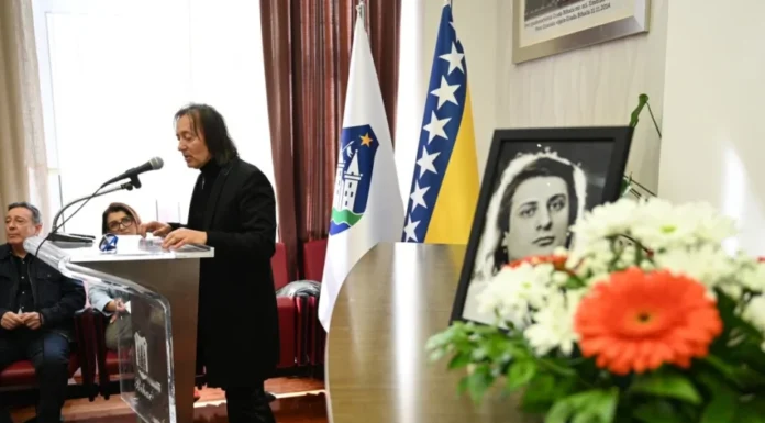 Legenda Divljih jagoda ispraćena u suzama: Bihać se poklonio Nihadu Jusufhodžiću Legenda Divljih jagoda ispraćena u suzama: Bihać se poklonio Nihadu Jusufhodžiću