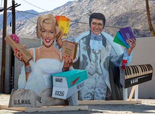 Liberači usvojio svog ljubavnika da bi prikrio nezakonit odnos: Silne pare uložio da tinejdžer izgleda na njegovu 40 godina mlađu verziju Liberači usvojio svog ljubavnika da bi prikrio nezakonit odnos: Silne pare uložio da tinejdžer izgleda na njegovu 40 godina mlađu verziju