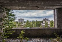 Mariku su skrivali od policije u “zoni smrti”: Rođena je posle nuklearne katastrofe u ilegalnoj zajednici Mariku su skrivali od policije u "zoni smrti": Rođena je posle nuklearne katastrofe u ilegalnoj zajednici