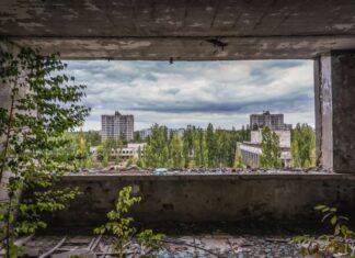Mariku su skrivali od policije u “zoni smrti”: Rođena je posle nuklearne katastrofe u ilegalnoj zajednici Mariku su skrivali od policije u "zoni smrti": Rođena je posle nuklearne katastrofe u ilegalnoj zajednici