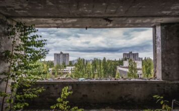 Mariku su skrivali od policije u “zoni smrti”: Rođena je posle nuklearne katastrofe u ilegalnoj zajednici Mariku su skrivali od policije u "zoni smrti": Rođena je posle nuklearne katastrofe u ilegalnoj zajednici