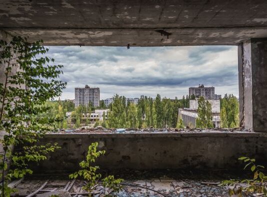 Mariku su skrivali od policije u “zoni smrti”: Rođena je posle nuklearne katastrofe u ilegalnoj zajednici Mariku su skrivali od policije u "zoni smrti": Rođena je posle nuklearne katastrofe u ilegalnoj zajednici
