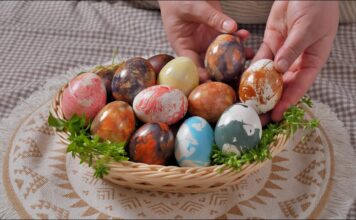 Mermerna jaja – dve tehnike farbanja jaja Mermerna jaja – dve tehnike farbanja jaja