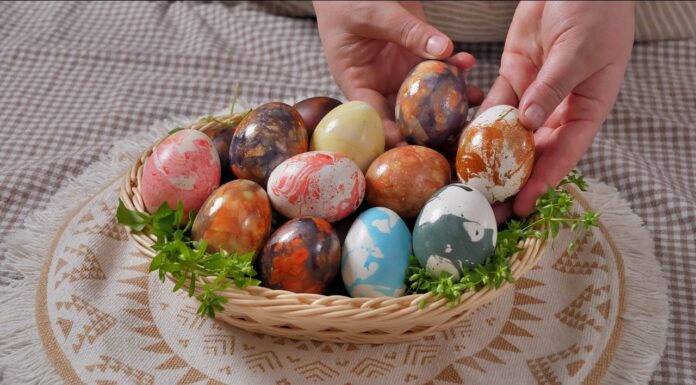 Mermerna jaja – dve tehnike farbanja jaja Mermerna jaja – dve tehnike farbanja jaja